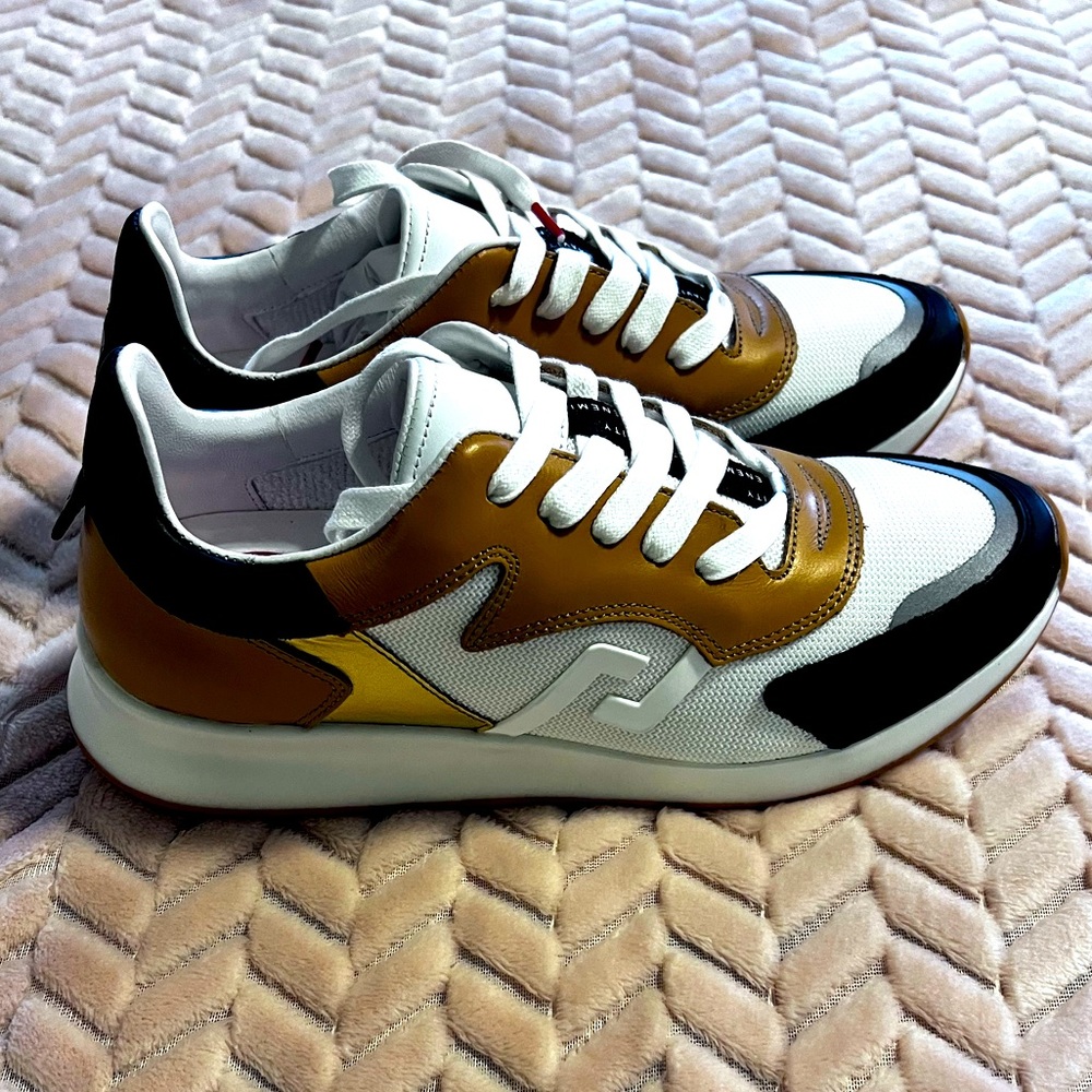 Women’s Rollie Sneaker Size 8/EU 39. ****New in Box***